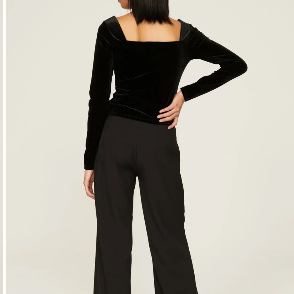 Louna
Velvet Sweetheart Top - Picture 3 of 7